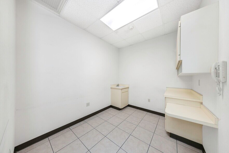 More Photos Of 655 N Indiana Ave, Englewood Medical For Sale