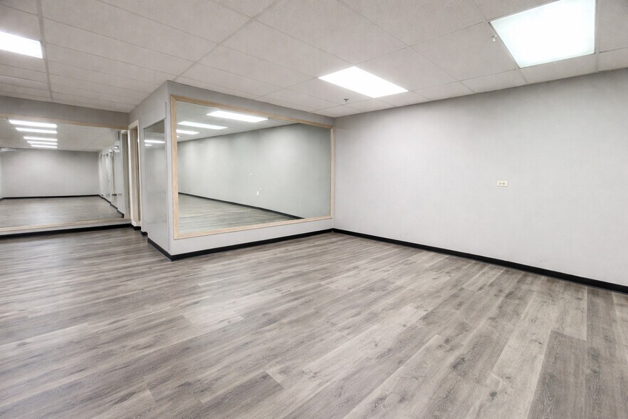 More Photos Of 610-642 Anthony Trl, Northbrook Light Distribution For Sale