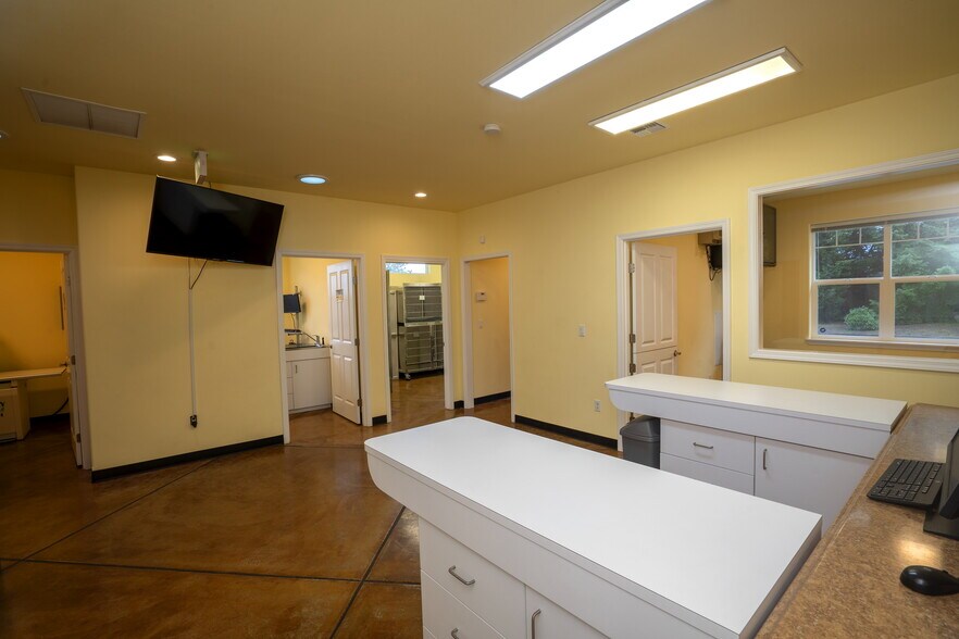 More Photos Of 660 N 7th Ave, Sequim Veterinarian Kennel For Sale