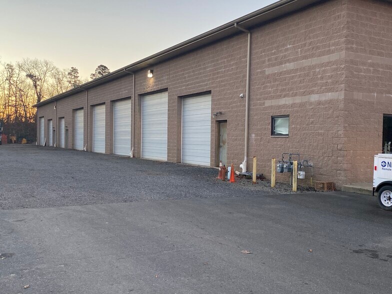 More Photos Of 27 Gladney Ave, Bayville Warehouse For Lease