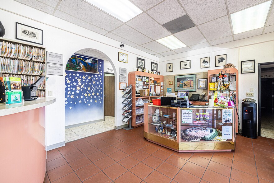 More Photos Of 26055 Bouquet Canyon Rd, Santa Clarita Veterinarian Kennel For Sale