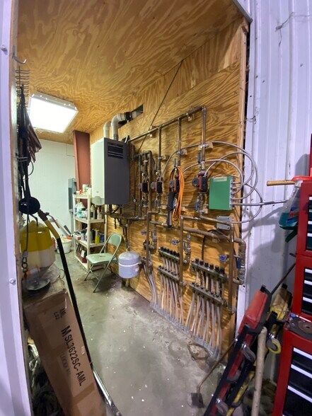 More Photos Of 2409 Chestnut Street, Vincennes Distribution For Sale