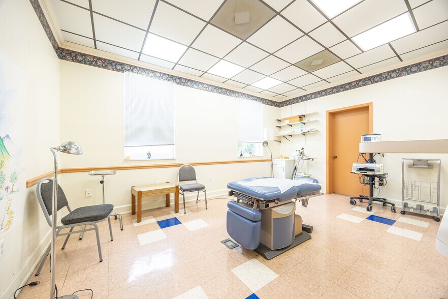 More Photos Of 1226 SW Main Blvd, Lake City Medical For Sale