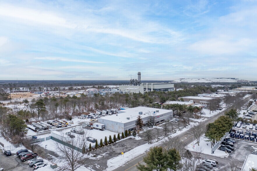 More Photos Of 17 Old Dock Rd, Yaphank Manufacturing For Lease