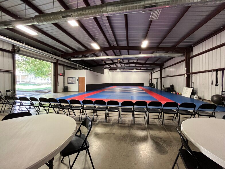 More Photos Of 5108 Wilson Rd, Fort Worth Flex For Lease