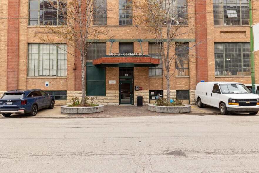 More Photos Of 600 W Cermak Rd, Chicago Loft Creative Space For Lease