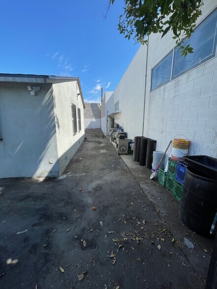 More Photos Of 16123 Wyandotte St, Van Nuys Service For Lease