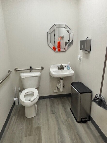 More Photos Of 8119 Isabella Ln, Brentwood Medical For Lease