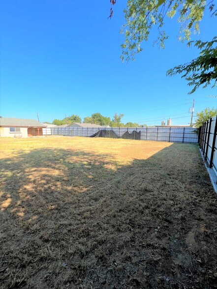 More Photos Of 11462 Newkirk St, Dallas Office For Sale