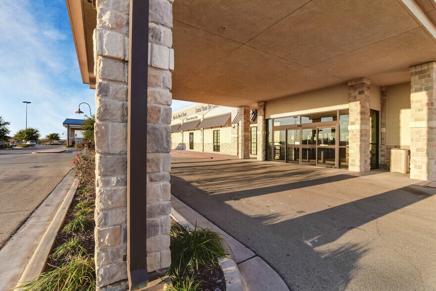More Photos Of 601 W State Highway 6, Waco Medical For Lease