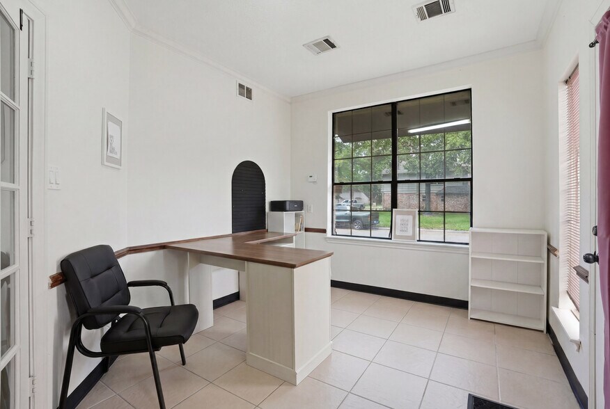 More Photos Of 13700 Lakewood Forest Dr, Houston Office For Sale