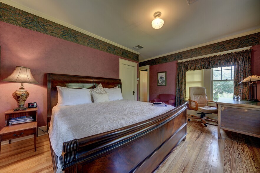 More Photos Of 1804 S Park St, Brenham Hospitality For Sale