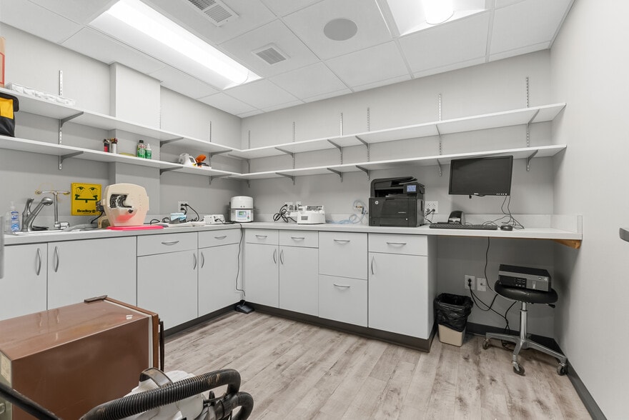 More Photos Of 10800 E 77th Ter, Raytown Medical For Sale
