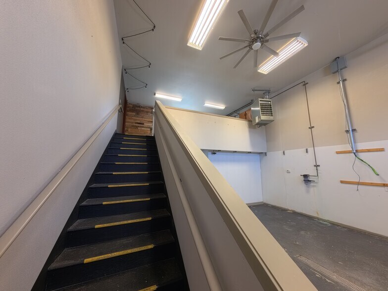 More Photos Of 611 NE Jackpine Ct, Redmond Distribution For Lease