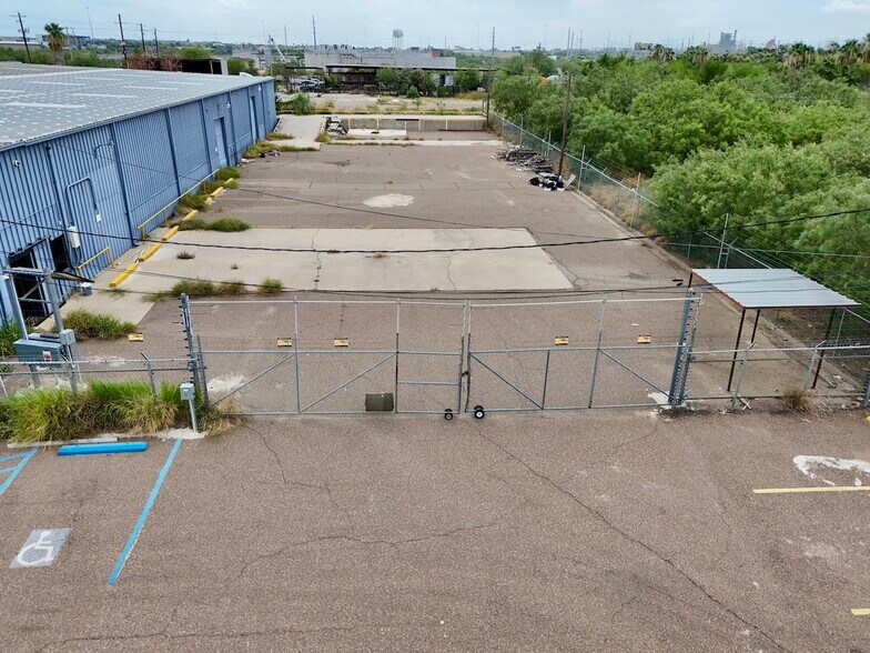 More Photos Of 8115 Las Cruces Dr, Laredo Truck Terminal For Lease