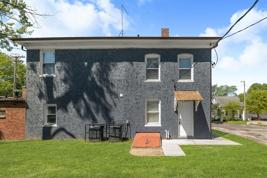 More Photos Of 302 N High St, Belleville Freestanding For Sale