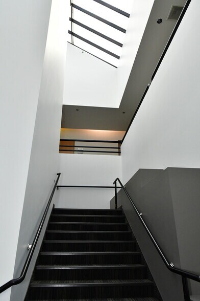More Photos Of 18000-18064 72nd Ave, Kent Flex For Lease