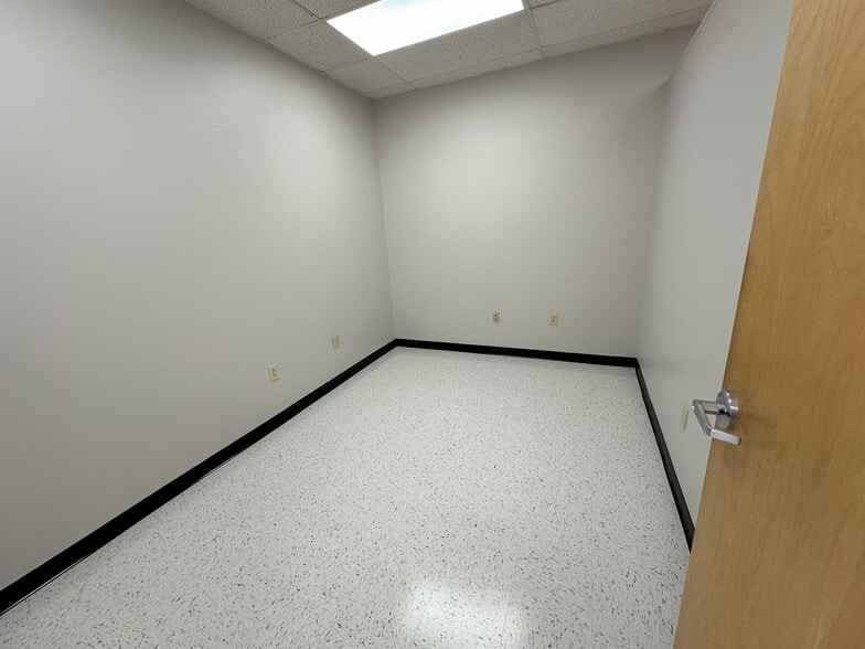 More Photos Of 1341 N Highland Ave, Jackson Office For Sale
