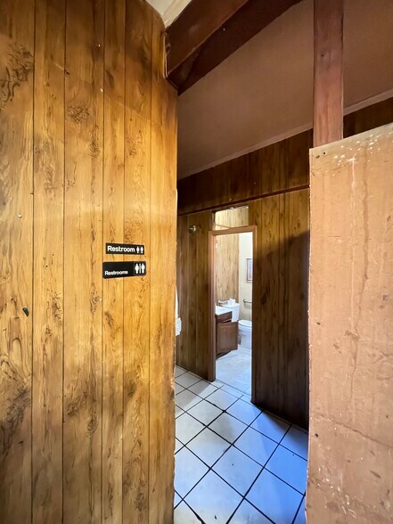 More Photos Of 423 W Plantation Dr, Clute Restaurant For Sale