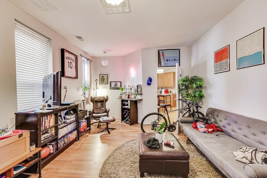 More Photos Of 2965 N Lincoln Ave, Chicago Storefront Retail Residential For Sale