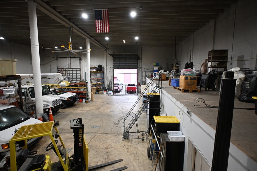 More Photos Of 4450 E 10th Ct, Hialeah Warehouse For Sale