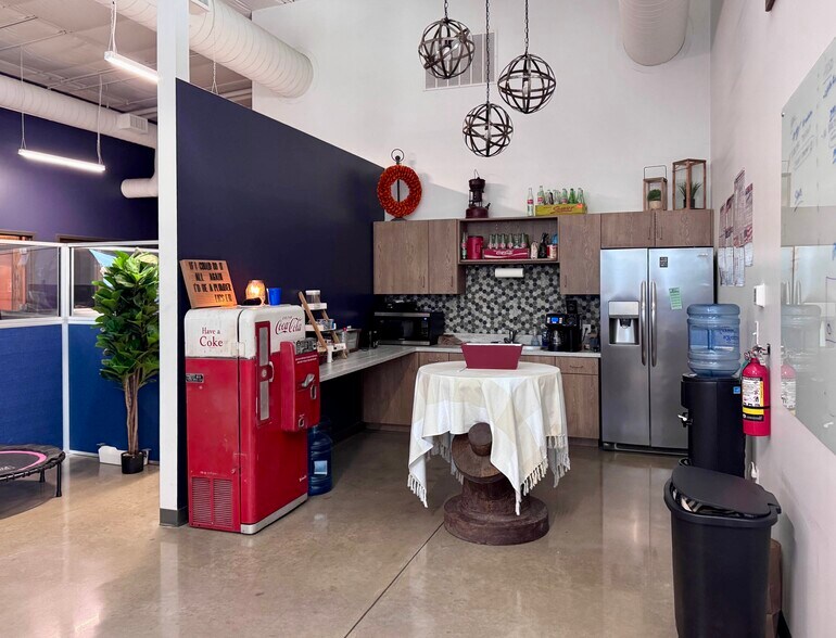 More Photos Of 1009 W 2nd St, Taylor Flex For Sale