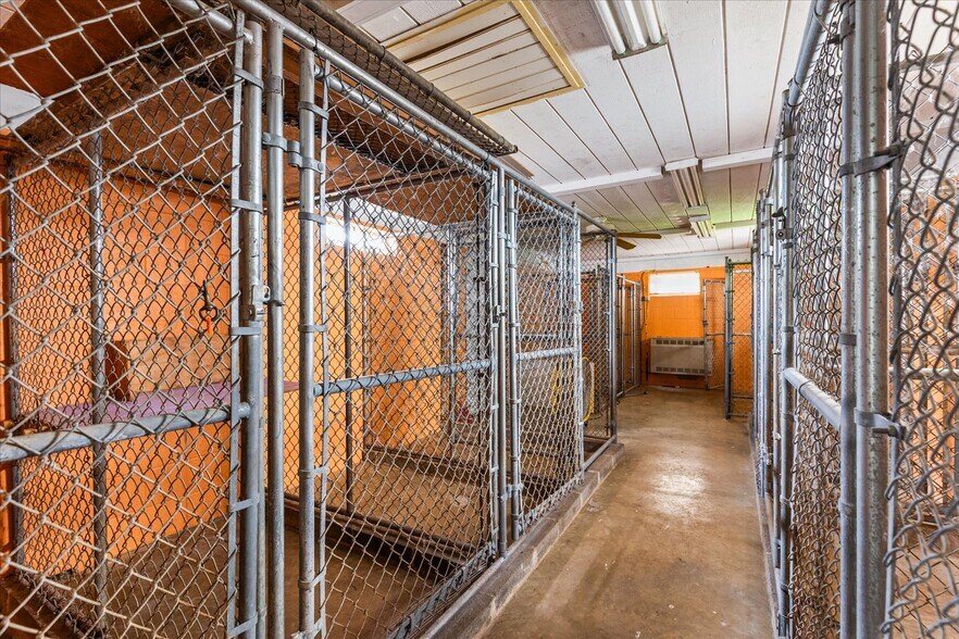 More Photos Of 333 Newcomer Rd, Windsor Veterinarian Kennel For Sale