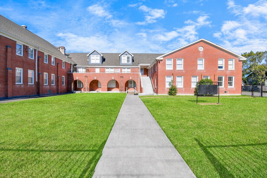 More Photos Of 2728 Kentucky St, Baytown Religious Facility For Sale