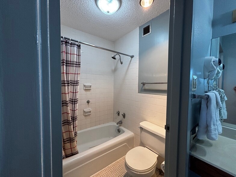 More Photos Of 1950 S Wabash St, Wabash Hotel For Sale