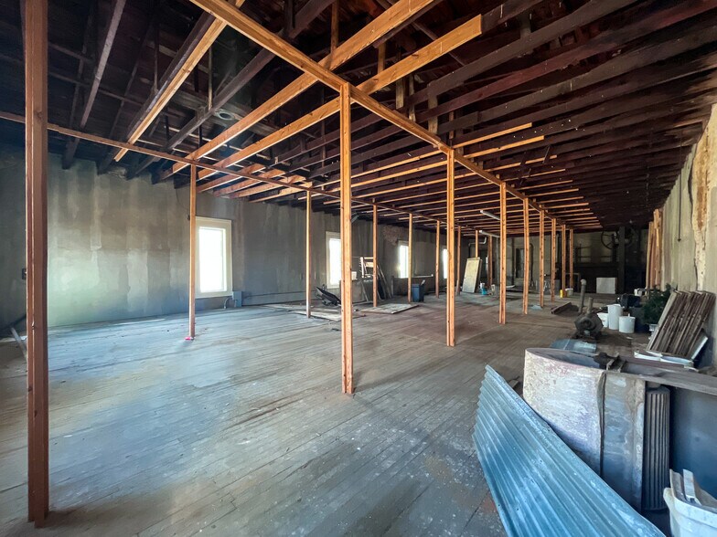 More Photos Of 205 W Alamo St, Brenham General Retail For Sale