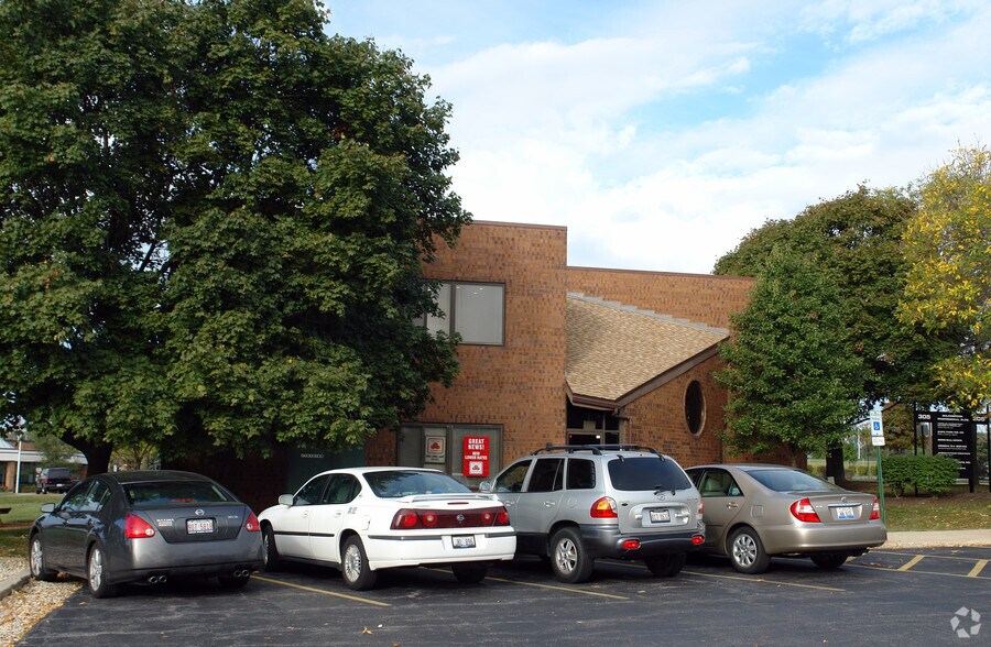 More Photos Of 305 W Briarcliff Rd, Bolingbrook Office For Lease