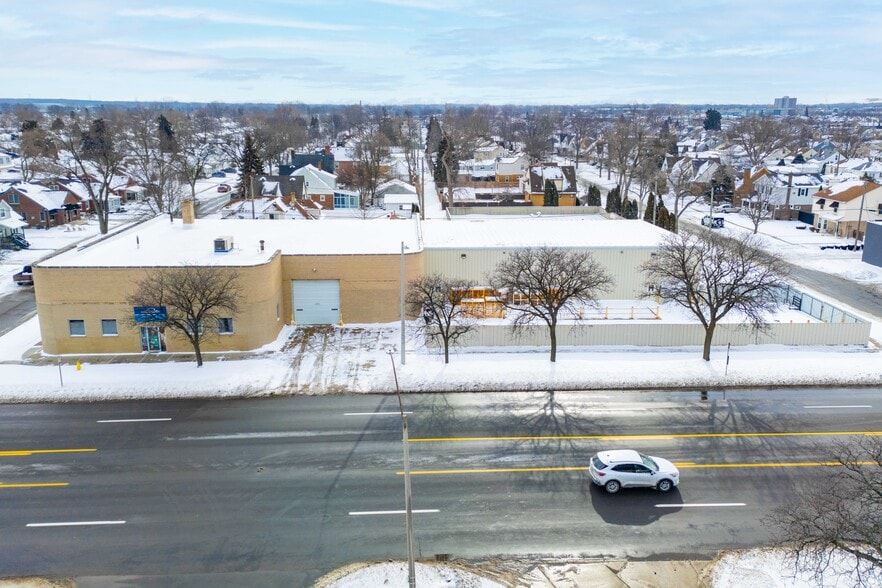 More Photos Of 2025 Eureka Rd, Wyandotte Flex For Sale