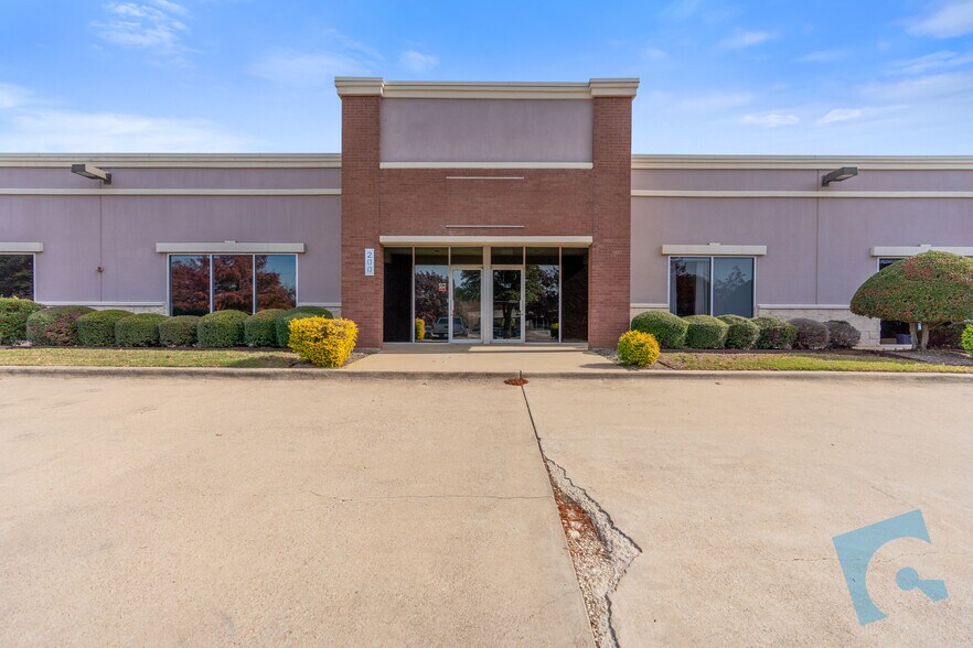 More Photos Of 525 S Nolen Dr, Southlake Light Manufacturing For Lease