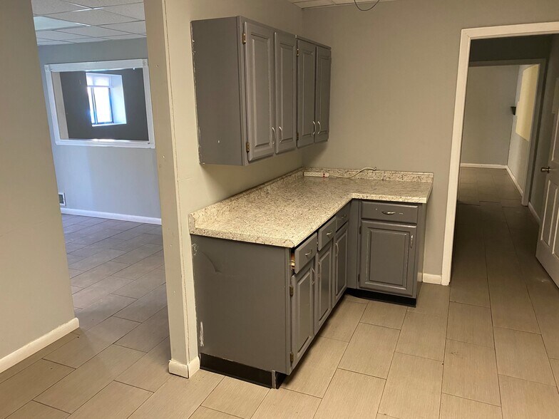 More Photos Of 665 Dawson Dr, Newark Showroom For Lease