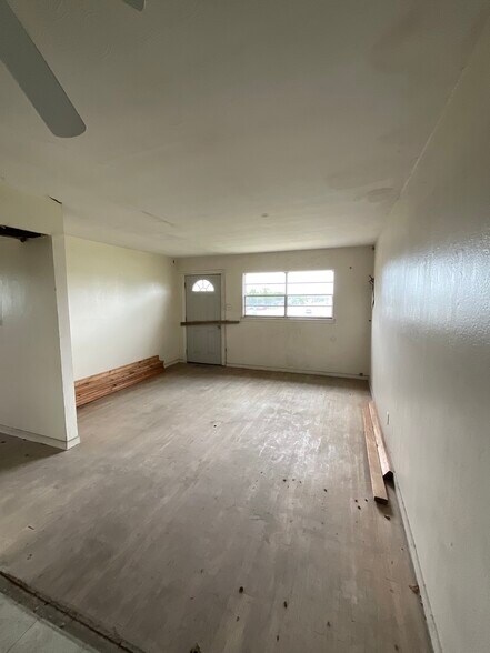More Photos Of 3201 Texas Ave, La Marque Warehouse For Sale