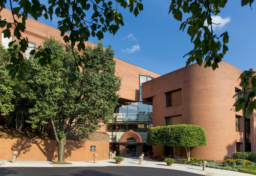 More Photos Of 5555 Peachtree Dunwoody Rd NE, Atlanta Medical For Lease