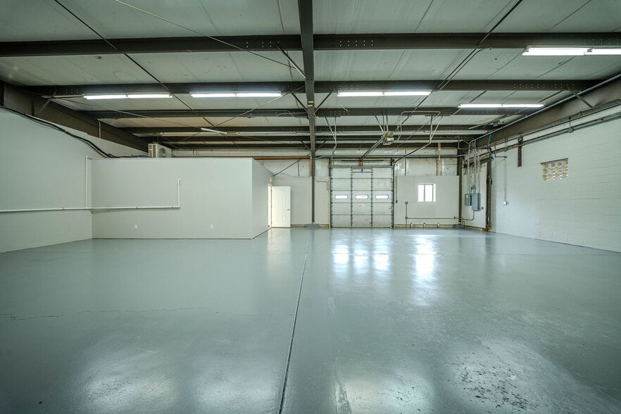 More Photos Of 670 E Calhoun St, Woodstock Flex For Lease
