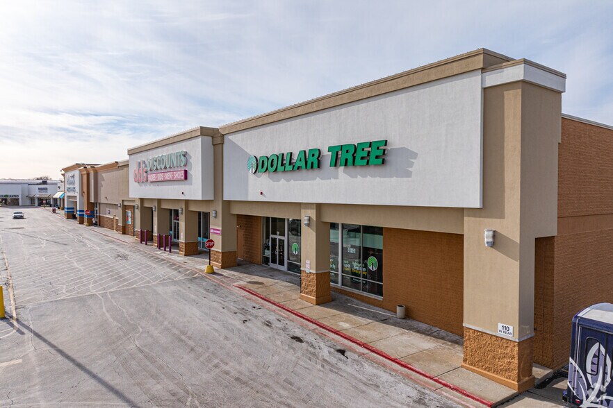 More Photos Of Rt 31 & Indian Trail Rd @ W New Indian Trail Rd, Aurora Unknown For Lease