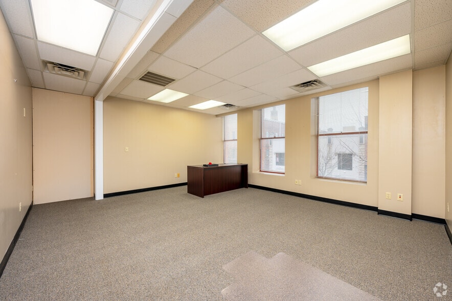 More Photos Of 1106 Meridian St, Anderson Office For Lease