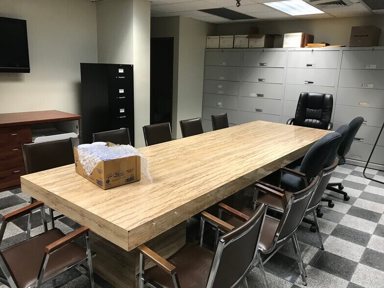 More Photos Of 18-81 Steinway St, Astoria Warehouse For Sale