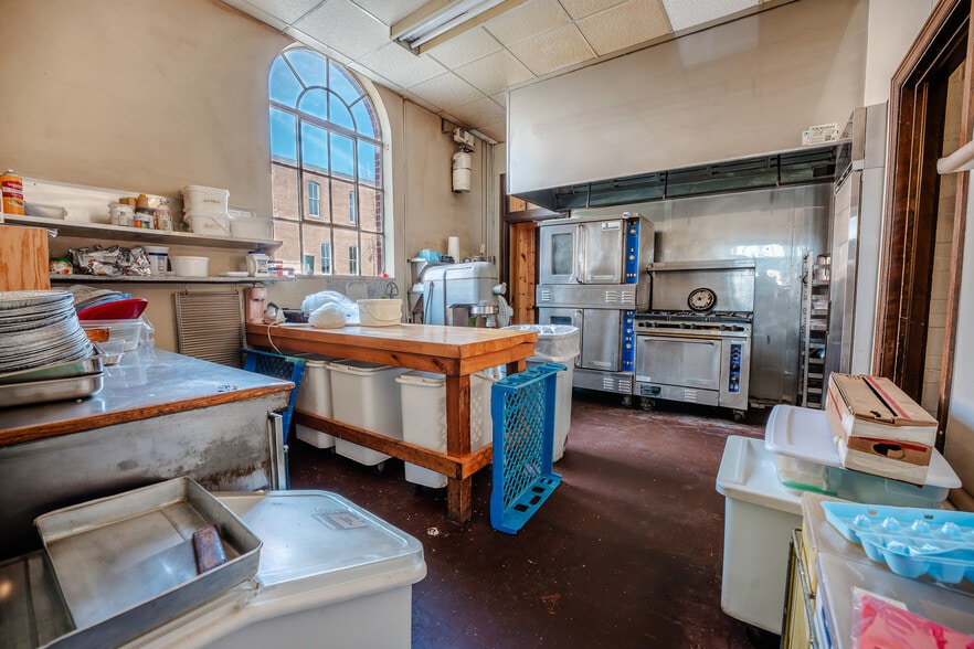 More Photos Of 176 N Market St, Shreve General Retail For Sale