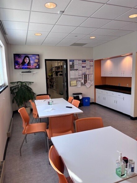 More Photos Of 29 Bartlett St, Marlborough Office For Sale