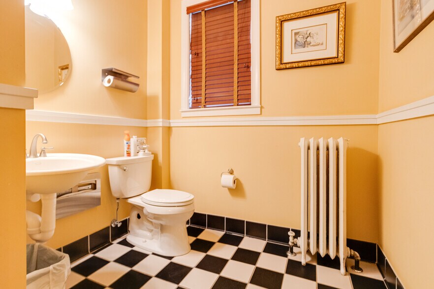 More Photos Of 407 W Pennsylvania Ave, Towson Office For Sale