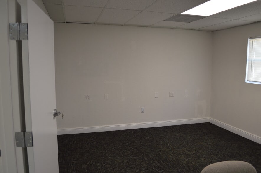More Photos Of 2979 N 46th Ave, Saint Petersburg Office For Lease