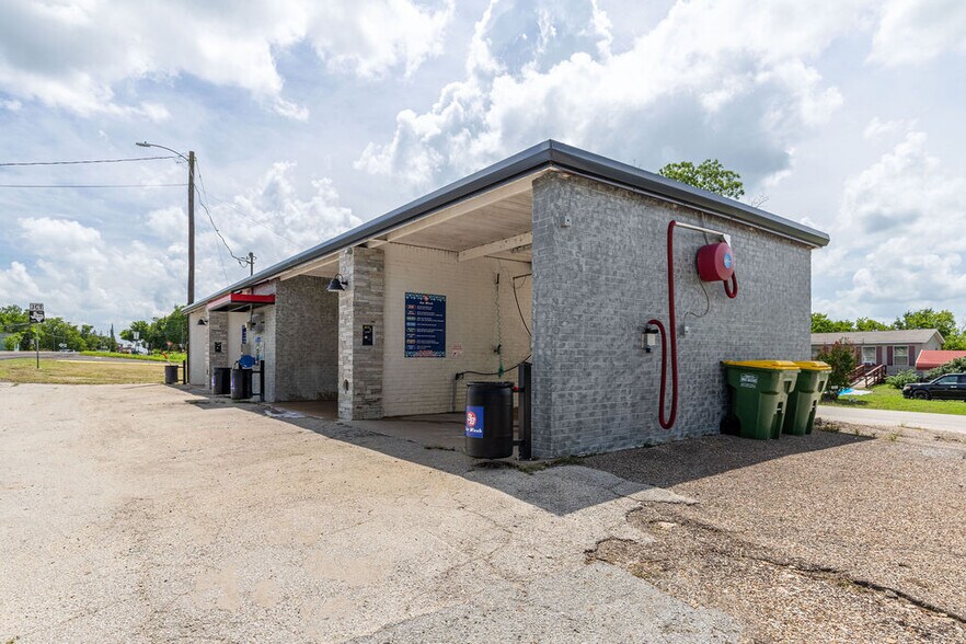 More Photos Of 617 N Ellis St, Groesbeck Carwash For Sale