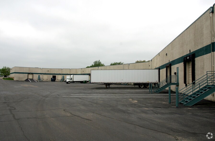 More Photos Of 1325 Eagandale Ct, Eagan Warehouse For Lease