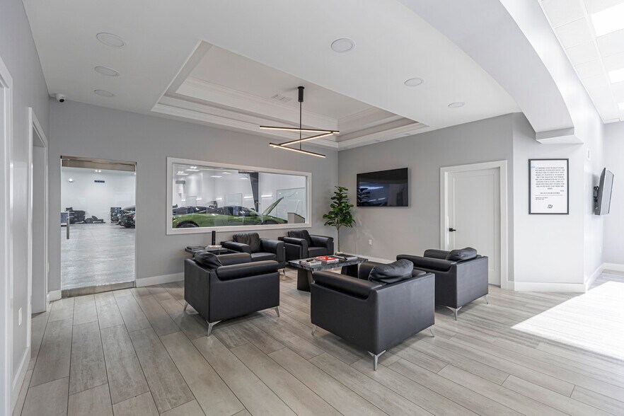 More Photos Of 3550 Westview Dr, Naples Showroom For Sale
