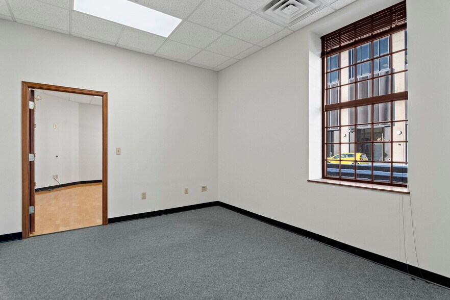 More Photos Of 15 SW Old State Capitol Plz, Springfield Office For Sale