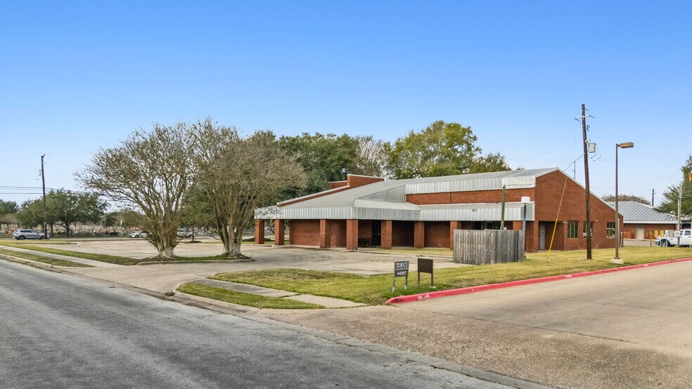 Primary Photo Of 4502 N Laurent St, Victoria Medical For Sale
