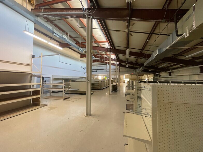 More Photos Of 11 Whitewood Ln, North Branford Garden Center For Sale